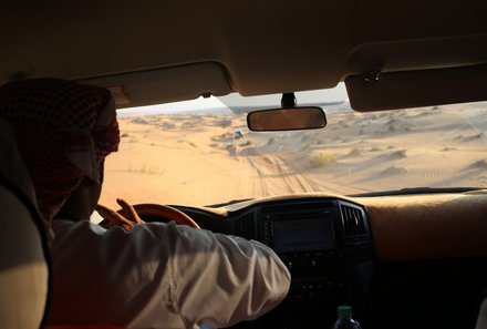 Oman mit Kindern - Oman Urlaub mit Kindern - Beduine steuert Jeep in der Wüste