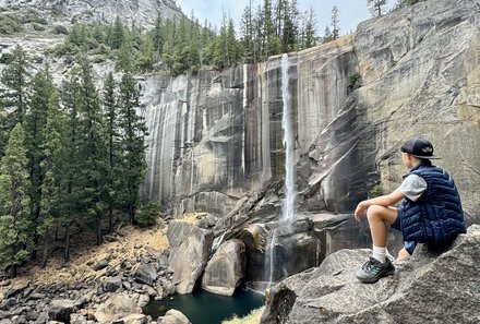 USA Familienreise - USA Westküste for family - Yosemite Nationalpark - Junge bei Wasserfall
