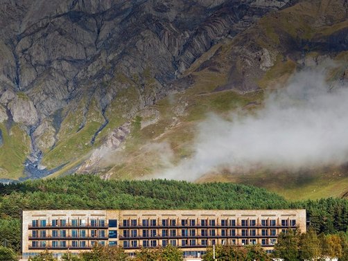Georgien Familienurlaub - Außenansicht Hotel Rooms in Kazbegi