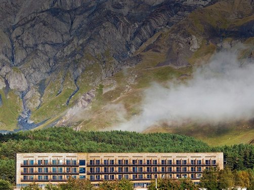 Georgien Familienurlaub - außergewöhnliche Unterkünfte von For Family Reisen - Außenansicht Hotel Rooms in Kazbegi