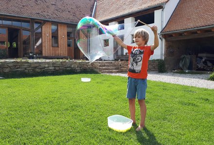 Familienreise Rumänien - Rumänien mit Kindern - Junge macht Seifenblase
