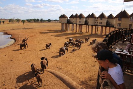Kenia Familienreise - Kenia for family - Salt Lick Safari Lodge - Kinder schauen zu Elefanten