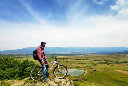 Bulgarien Familienreise - Bulgarien mit Kindern - Hotel Budapest Sofia - Mann mit Mountainbike genießt Ausblick