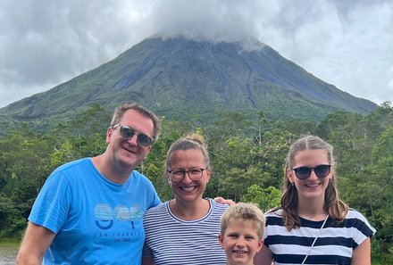 Costa Rica Familienreise - Costa Rica individuell - Familienfoto vor dem Vulkan