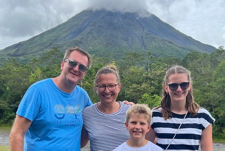 Costa Rica for family Deluxe - Familienreise in Costa Rica - Familienfoto vor dem Vulkan Arenal