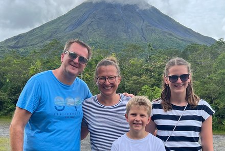 Costa Rica Familienreise - Costa Rica Family & Teens individuell - Familie mit Kindern vor Vulkan