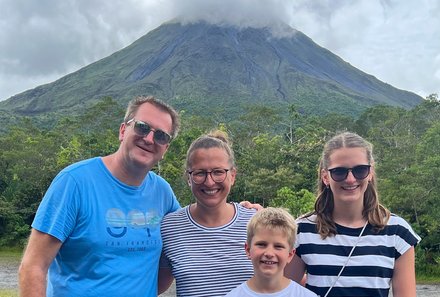 Familienreise Costa Rica - Costa Rica Family & Teens - Familie vor dem Vulkan Arenal