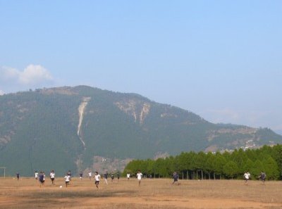 Nepal mit Kindern - Nachhaltiges Reisen & Familienreisen - Mit Kindern Fußball spielen