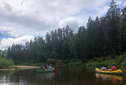 Baltikum Familienreise - Baltikum Family & Teens - Kanutour Gauja Nationalpark - Gruppen im Kanu