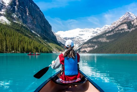 Westkanada for family - Familienurlaub Kanada - Mädchen auf dem Lake Louise