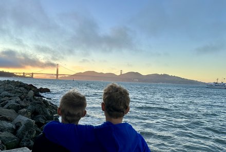 USA Südwesten mit Kindern - USA for family individuell - Kalifornien, Nationalparks & Las Vegas - Kinder schauen auf Golden Gate Bridge San Francisco