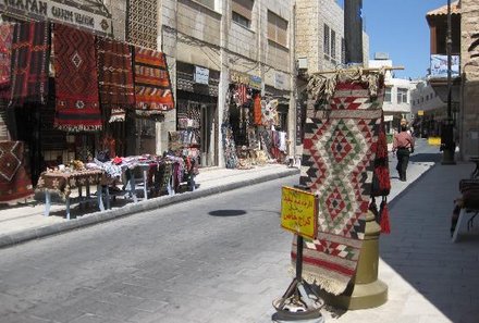 Jordanien Rundreise mit Kindern - Souk Viertel mit Teppich