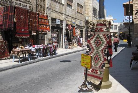 Jordanien Rundreise mit Kindern - Souk Viertel mit Teppich