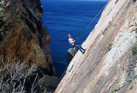 Malta Familienreise - Malta for family - Kind an Felsen beim Abseilen