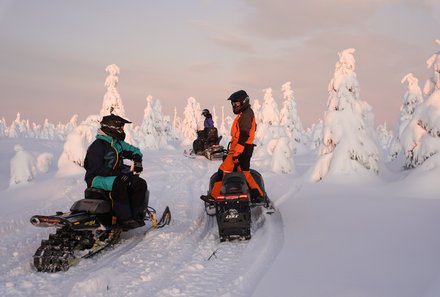 Finnland Familienurlaub - Finnland for family Winter - Schneemobil-Safari durch Natur