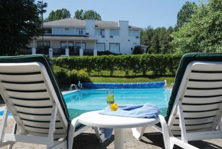 Ostkanada for family - Ostkanada Familienreise mit Kindern - Hotel Au Petit Berger - Liegen am Pool