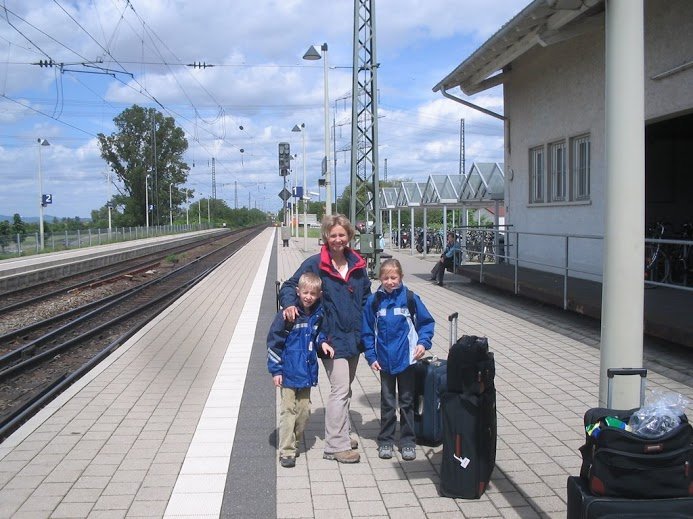 Reiseversicherungen - Fernreise mit Kindern - Bahnhof