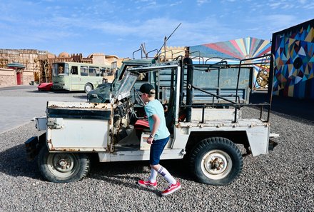 Marokko Family & Teens - Familienreise Marokko mit Kindern - Jugendlicher vor Auto