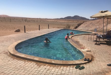 Namibia mit Kindern - Namibia individuell - Kinder baden im Pool in Namibia