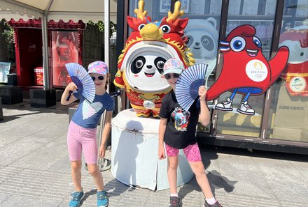China Familienreise - China mit Kindern - Kinder mit Fächern