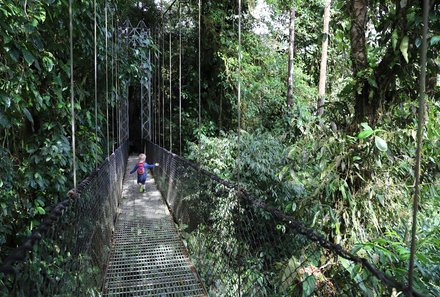 Costa Rica Mietwagenreise mit Kindern - Kind auf Hängebrücke