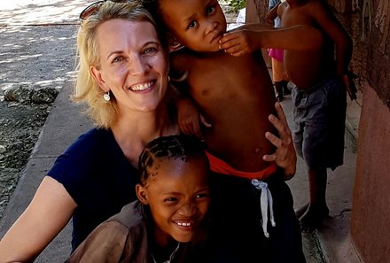 Namibia mit Kindern - Familienreise weltweit: Mammadu - Frau mit einheimischen Kindern