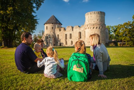 Baltikum for family individuell - Baltikum Familienreise mit Kindern - Lettland - Cesis Castle Familie