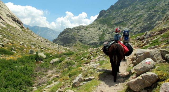 Fernreisen mit Kindern - Familienreise Eselwanderung - Kindern auf Eseln