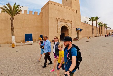 Familienreise Marokko - Marokko for family individuell - Familie bei Stadtführung durch Essaouira