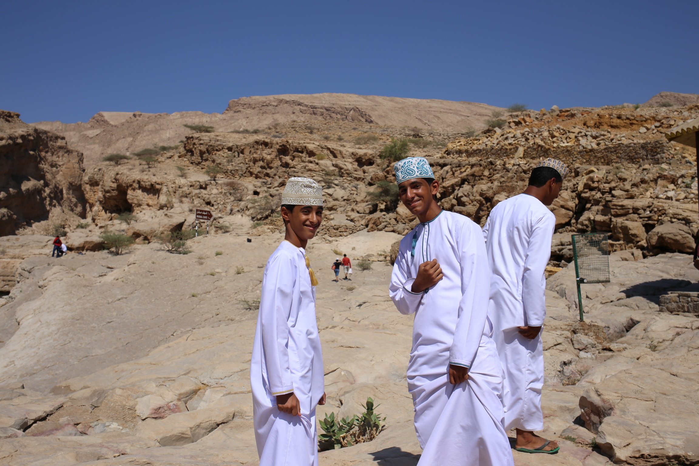 Oman mit Kindern - Oman Urlaub mit Kindern - Omanis in traditioneller Kleidung