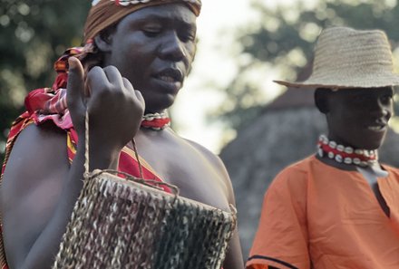 Uganda Family & Teens - Cultural Entertainment - Einheimischer
