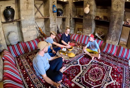 Oman for family individuell - Oman mit Kindern - Al Hamra - Familie im Bait al Safah Museum