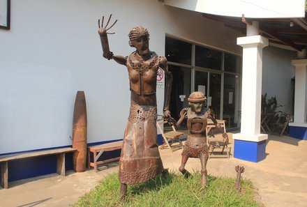 Laos und Vietnam Familienreise - Laos und Vietnam Reise mit Kindern - Cope Center Eingang Skulptur