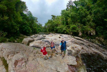 Familienreise Malaysia - Malaysia & Borneo Family & Teens - Taman Negara Nationalpark - Familie auf Felsvorsprung am Fluss