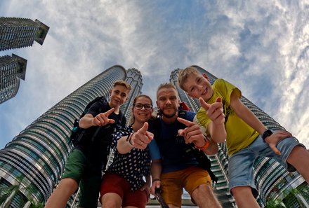 Familienreise Malaysia - Malaysia & Borneo Family & Teens - Familie vor den Petronas Twin Towers in Kuala Lumpur