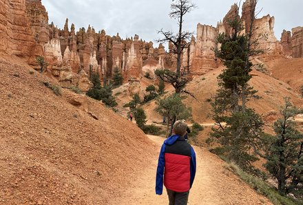 USA Südwesten mit Kindern - USA for family individuell - Kalifornien, Nationalparks & Las Vegas - Junge auf Wanderung im Bryce Canyon Nationalpark