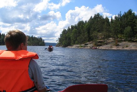 Familienreisen Schweden - Schweden for family im Kanu - Junge mit Weste