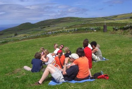 Azoren mit Kindern - Unsere Azoren For Family-Reiseleiterin - Silke von Tourbalance - Gruppe in der Landschaft