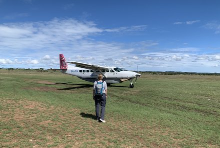 Familie Albrecht auf Reisen - Nadja Albrecht in Tansania - Buschflugzeug
