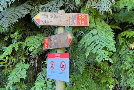 Madeira mit Kindern - Ausflüge & Reisetipps Madeira mit Kindern - Levada Wanderung - Schild mit Wegen