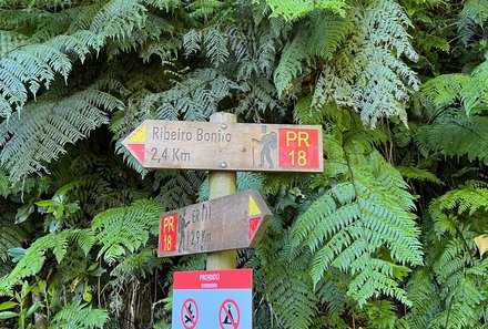 Madeira mit Kindern - Madeira for family - Richtungsweiser bei der Wasserfall-Wanderung Levada
