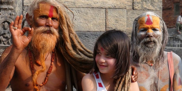 Nepal mit Kindern - Familienreise durch Nepal - Foto von Kind mit Einheimischen 