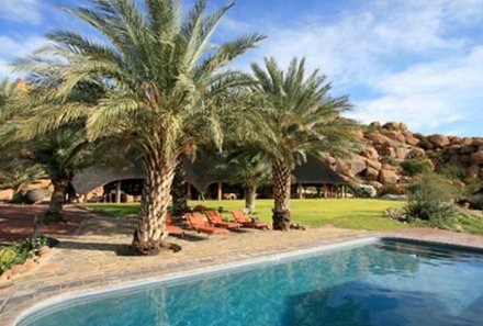 Namibia mit Kindern - Namibia for family - Ai-Aiba Rock Painting Lodge Pool