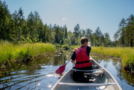 Schweden Urlaub mit Kindern - Familienurlaub Schweden - Kinder paddeln im Kanu