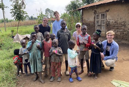 Uganda Familienreise - Uganda Family & Teens - Gruppenfoto mit Fam. Wagner
