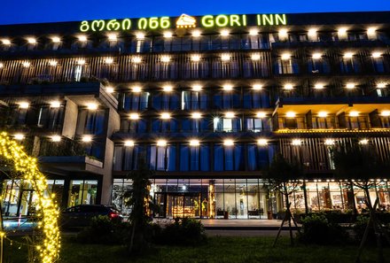 Georgien Familienreise individuell - Gori Inn Hotel - Außenansicht bei Nacht