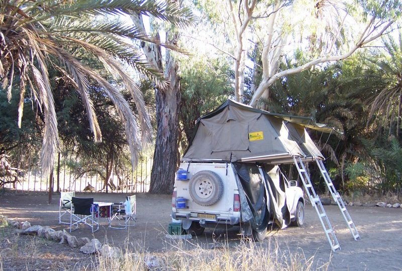 Camping in Namibia mit Kindern - Roadtrip Namibia mit Kindern - Mietwagen und Dachzelt auf Campingplatz