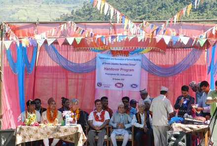 Nepal mit Kindern - Spendenprojekt in Nepal - Gäste bei Eröffnungsfeier
