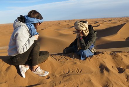Marokko Rundreise für Familien - Erfahrungsbericht Marokko mit Teens - Kinder spielen in der Wüste
