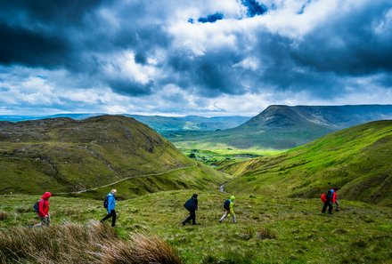 Irland Familienreise - Irland for family - Tourmakeady - Gruppe beim Wandern